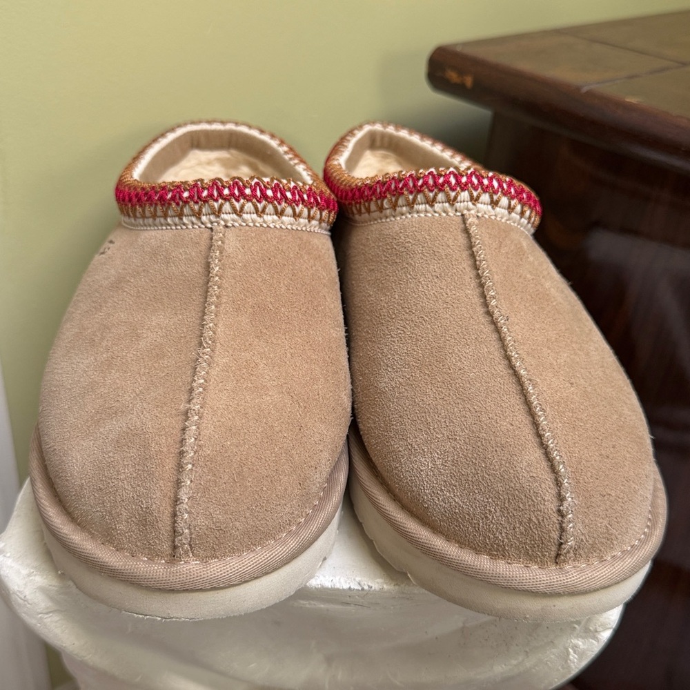 UGG TAZZ Beige Slippers with Red Accent - Picture 2 of 7